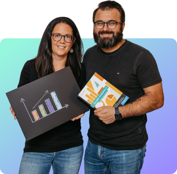 Romana Hieß hält eine Tafel mit einem Balkendiagramm, Florian Hieß ein Fachbuch zu Google Analytics 4