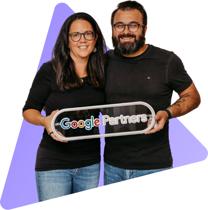 Romana und Florian Hieß halten ein Leuchtschild mit der Aufschrift Google Partners